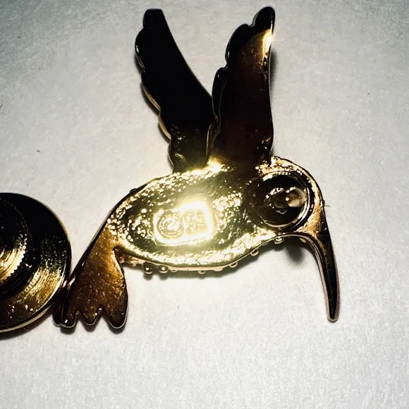 Hummingbird Smithsonian Institution Birthstone Gold & Emerald Lapel Pin - Picture 4 of 8